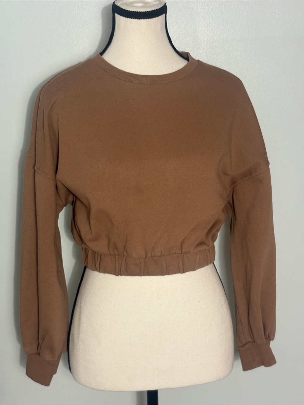 ZARA Basic Edition Cropped Sweatshirt, Crew neckline, Dropped Shoulders. Sz—Med